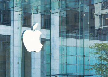 Apple opens stores in new York