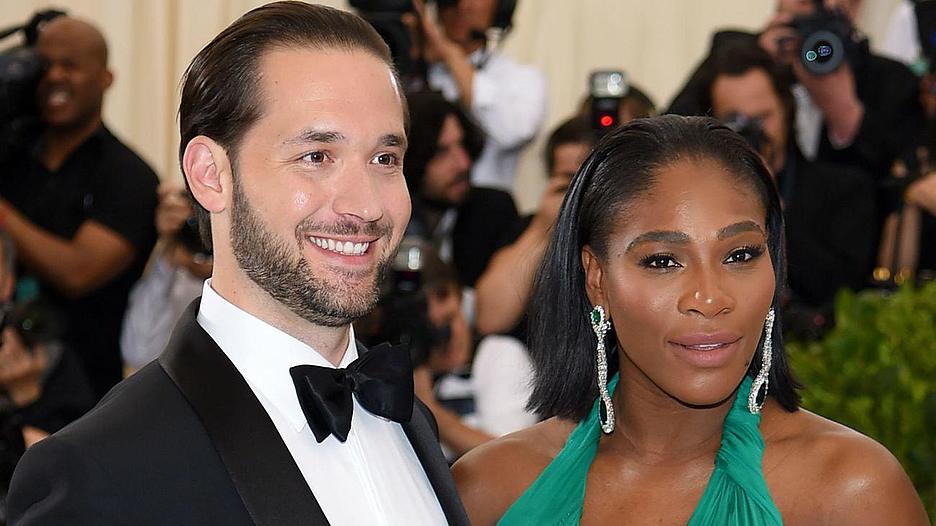 Alexis Ohanian left Reddit Board of Directors and offered to replace yourself black