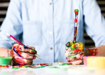 Recipes of popularity in Instagram: learning from brands