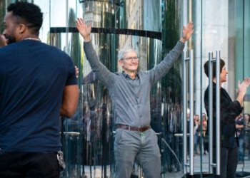 Apple became the first American company that reached a market capitalization of $2 trillion.