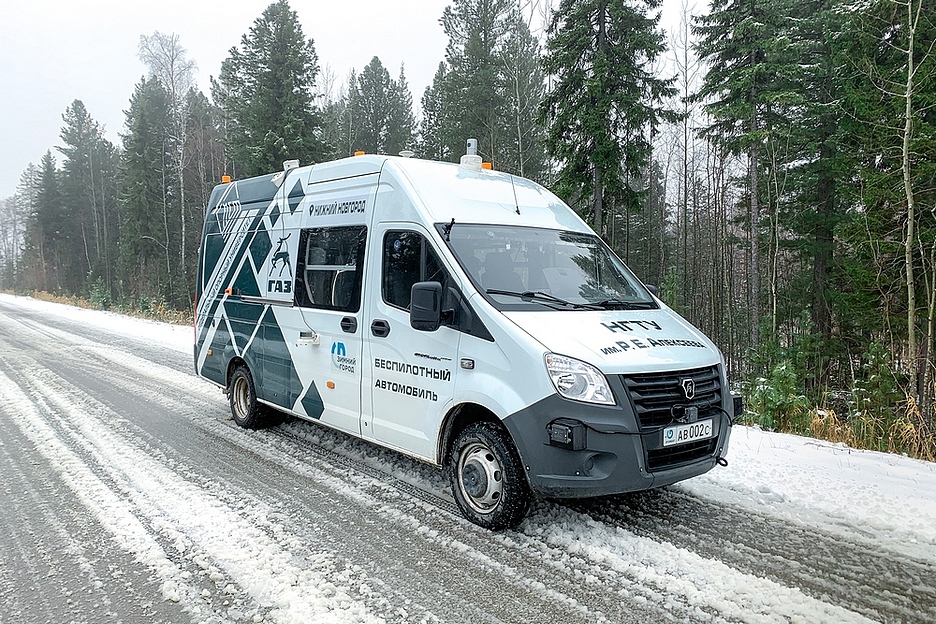 «Газпром нефть» запустила беспилотный электромобиль для доставки грузов на месторождении в ХМАО-Югре