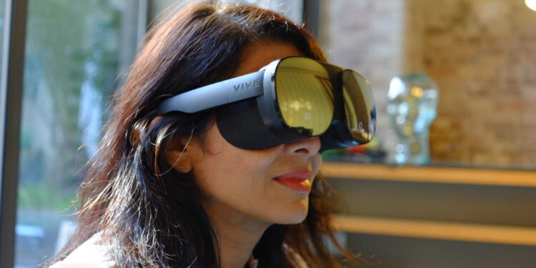 HTC presents the immersive glasses Vive Flow: 75Hz, 100º of FOV and absolute positioning