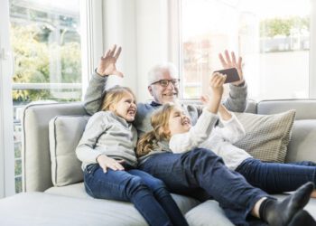 IoT devices and Artificial Intelligence for the care of the elderly, inside and outside the home