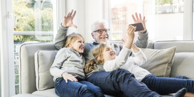 IoT devices and Artificial Intelligence for the care of the elderly, inside and outside the home