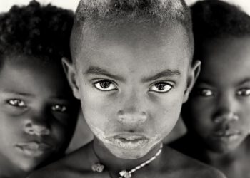 This algorithm identifies the people behind pixelated faces