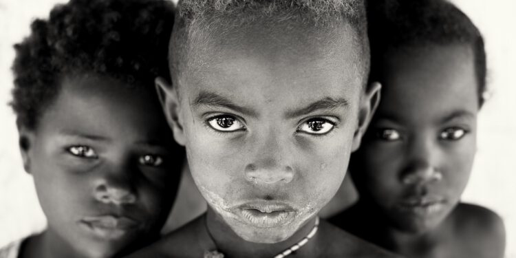 This algorithm identifies the people behind pixelated faces