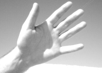 Develop an artificial hand with object recognition