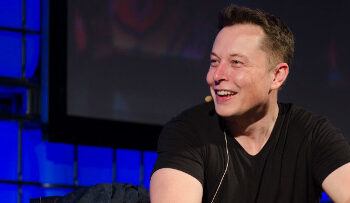 Elon Musk wants to broadcast live in VR the SpaceX lunar mission.