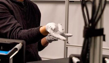 Oculus patents a control system based on anisotropic materials