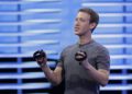 Meta-CEO Mark Zuckerberg hält zwei Controller in der Hand.