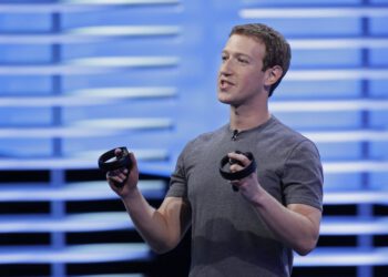 Meta-CEO Mark Zuckerberg hält zwei Controller in der Hand.