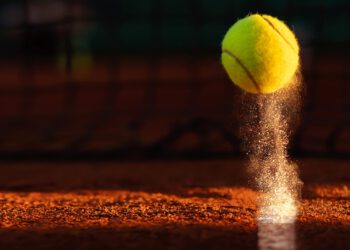 Aufspringender Tennisball, Symbolbild Polygon Matic Kurserholung