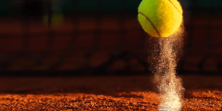 Aufspringender Tennisball, Symbolbild Polygon Matic Kurserholung