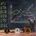 Kurse von Kryptowährungen auf einer Tafel hinter einem Schreibtisch mit Stiften und Krypto-Coins.
