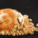 Bitcoin ist tot darstellung durch einen zerschmetterten ball mit dem btc zeichen