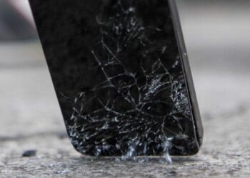 Plastic, Glass & Co: Making smartphone displays less sensitive