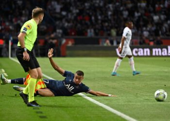 PSG-Fußballer Mbappé auf dem Rasen.