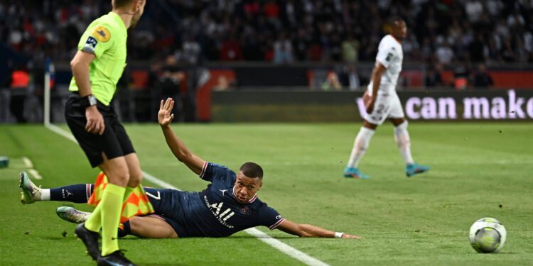 PSG-Fußballer Mbappé auf dem Rasen.
