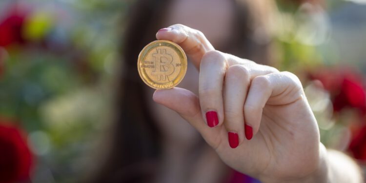 Activity decreases, hodlers remain strong