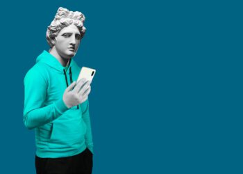 Eine Statue, die einen Hoddie trägt, ein smartphone hält und ganz eindeutig auf den Short Squeeze bei Bitcoin wartet