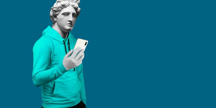 Eine Statue, die einen Hoddie trägt, ein smartphone hält und ganz eindeutig auf den Short Squeeze bei Bitcoin wartet