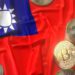Taiwan-Flagge neben Bitcoin-Haufen.