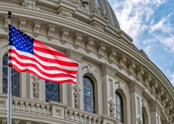 USA-Flagge weht vor dem weißen Haus