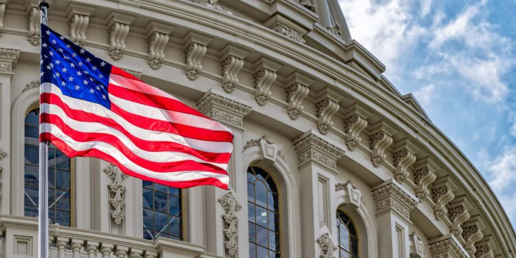USA-Flagge weht vor dem weißen Haus