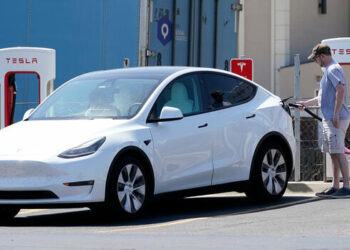 Fine against Volkswagen, lawsuit against Tesla