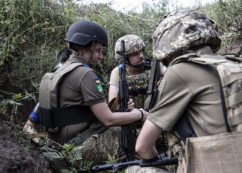 Ukrainische Soldaten im Schützengraben.