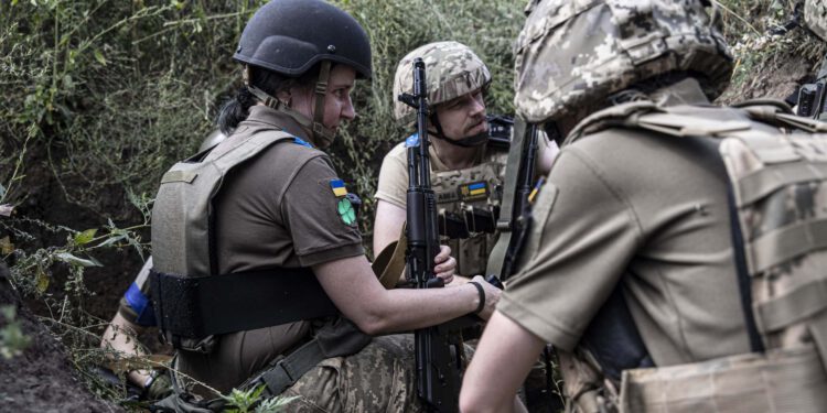 Ukrainische Soldaten im Schützengraben.