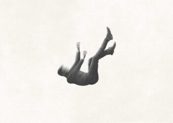 Person fällt einen Abgrund herunter