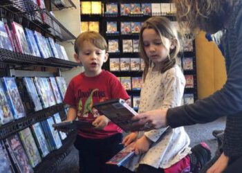 Blockbuster mocks Netflix for charging to lend your account