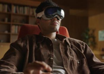 How does the Apple Vision Pro compare to other virtual and mixed reality viewers?